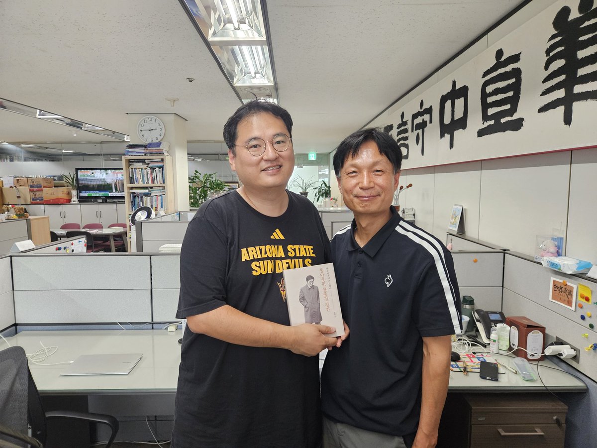 HyuntaekLeehere's tweet image. Met Mr. Sung Hoo Kim, former chief editor of Journalists Association of Korea newspaper. He recently wrote a book about journalist Ahn Jong-pil. Glad to receive his signed book. He has been my sincere mentor in this industry.
