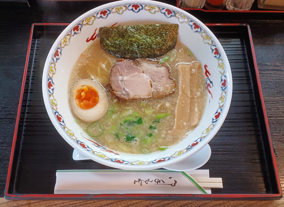 きみも #ら～麺デ部🍜 に入部しない🎵

八戸市沼舘にある「らーめん寺子屋　麺座鷲ノ巣」さんのらーめん（160g）🎵
一杯790円🎵
スープはいりこ煮干しや鰹節、昆布に香味野菜とかを出汁に使ってるのかな？背脂も使っててウマかったよ🎵

#フォロバ100 
#フォローした人全員フォローする

続く～🎵