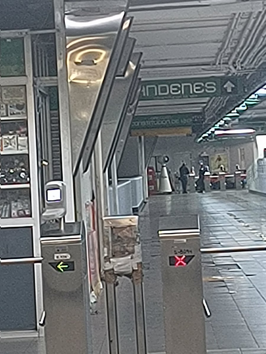 gummymopy's tweet photo. @Pablo1078066802 @MetroCDMX Corrección, no hay policías en ninguna estación ya creo, porque en salto del agua a veces hay uno, y cuando se casualidad hay dos están platicando en el mismo torniquete, y los otros dos accesos abandonados toda la noche, urge vigilancia https://t.co/Twlzvqh2Lm