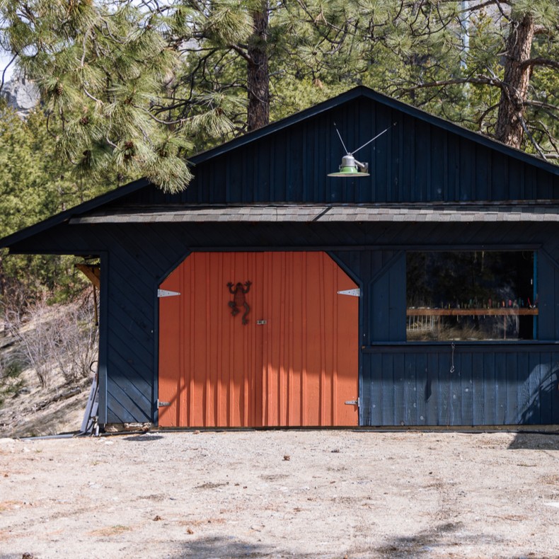 BCFireSmart's tweet image. Your garage door and other exterior doors around your home can significantly impact fire resilience. Take some time to ensure all exterior doors around your property are fire-rated and have a good seal.
For more FireSmart tips, visit: begins-at-home-guide.firesmartbc.ca