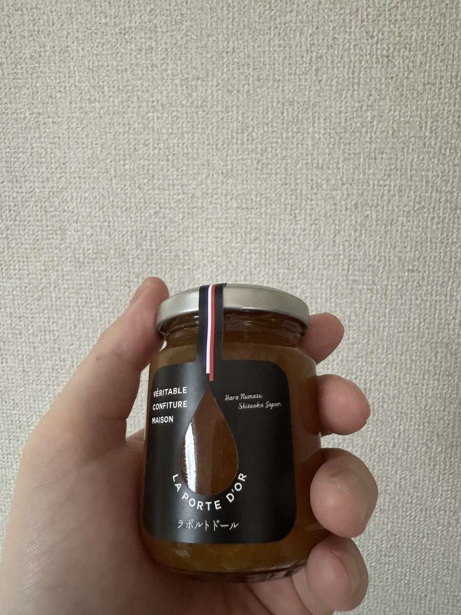 お土産その2。
ラポルトドールの甘夏ジャム。
三つ星シェフから習った手法で作られているという。
原にある甘夏の木から収穫された甘夏みかんを使用しており、通年で買うことができる。常温で保存も効くため、お土産向きと思う。