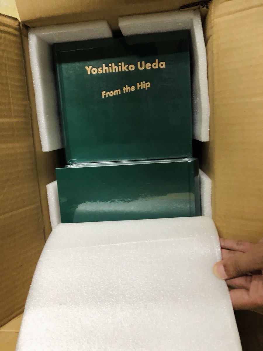 19日より神奈川県立近代美術館葉山館で開催される上田義彦展「いつも世界は遠く、」のカタログがついに印刷製本の中国北京から到着しました！上田さんの卒業制作から最新作までを収載する768頁、7700円。中国との共同出版でもあります。制作にほぼ一年。長い長い道のりでした。ぜひ展示にカタログに🙏