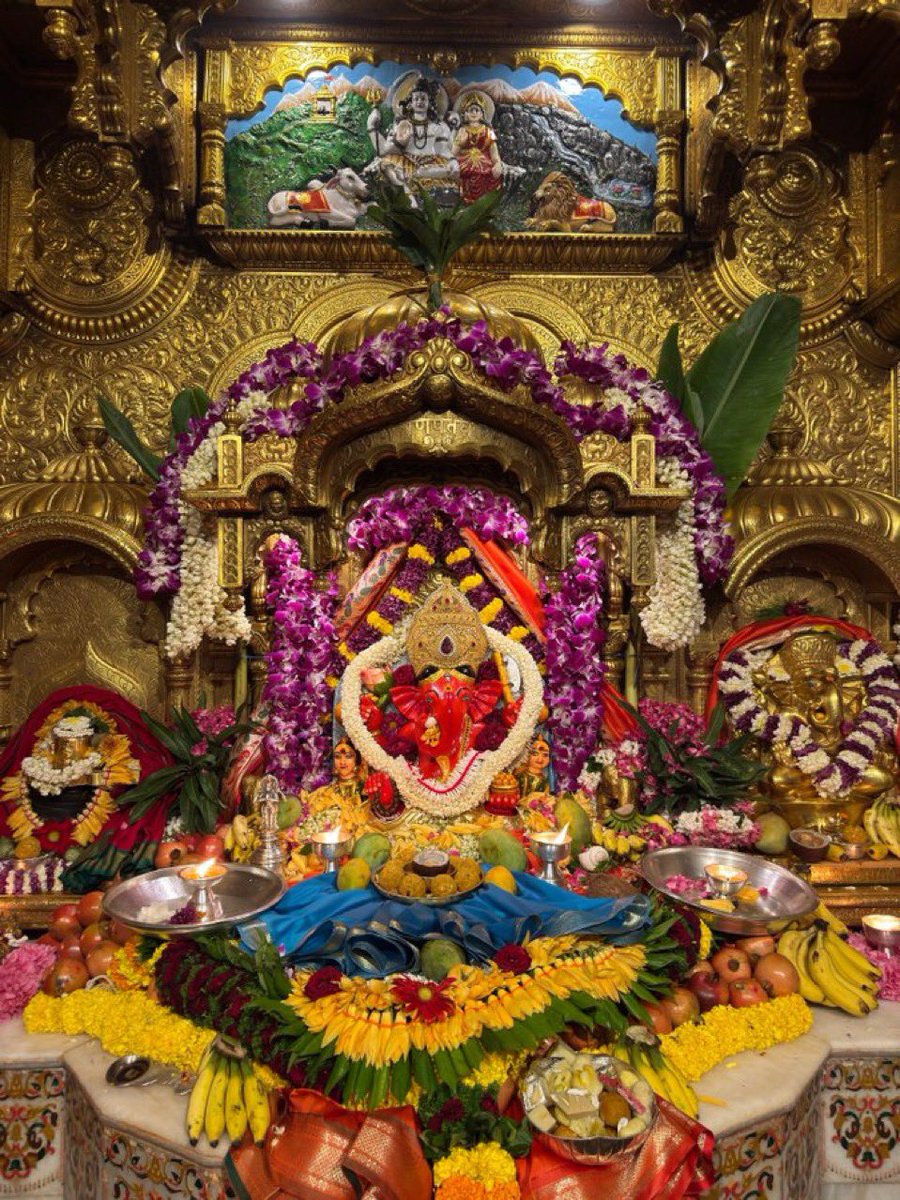 GloryofGanesha's tweet photo. 🙏 🌹💐🍃श्री गणेशाय नमः 🍃💐🌹🙏

श्री सिद्धिविनायक #मुंबई चा राजा प्रातःकालीन आरती श्रृंगार दर्शन। 

Shri Siddhivinayak #Mumbai cha Raja  Pratakalin Aarti Shringar Darshan.

१५ जुलाई २०२५, मंगलवार , सावन कृष्ण #पंचमी 
15 July 2025, Tuesday, Saawan Krishn #Panchmi https://t.co/Yzv9eTXiFK
