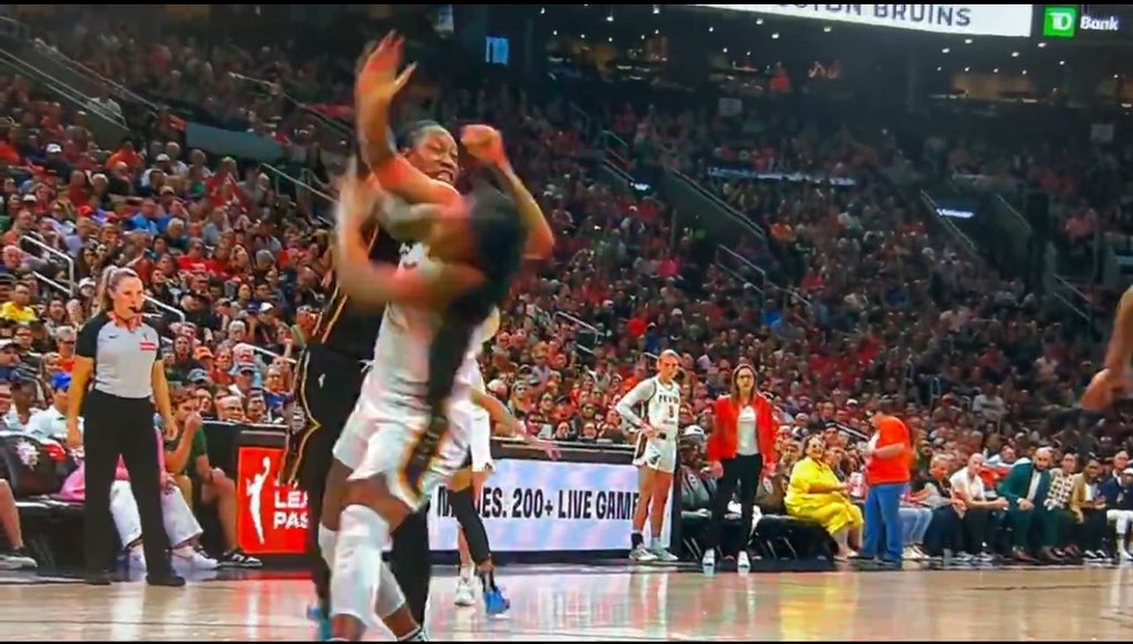 LiveWireSports1's tweet image. So @tinacharles31 punches Aliyah Boston in the face. She scum, dirty ass player