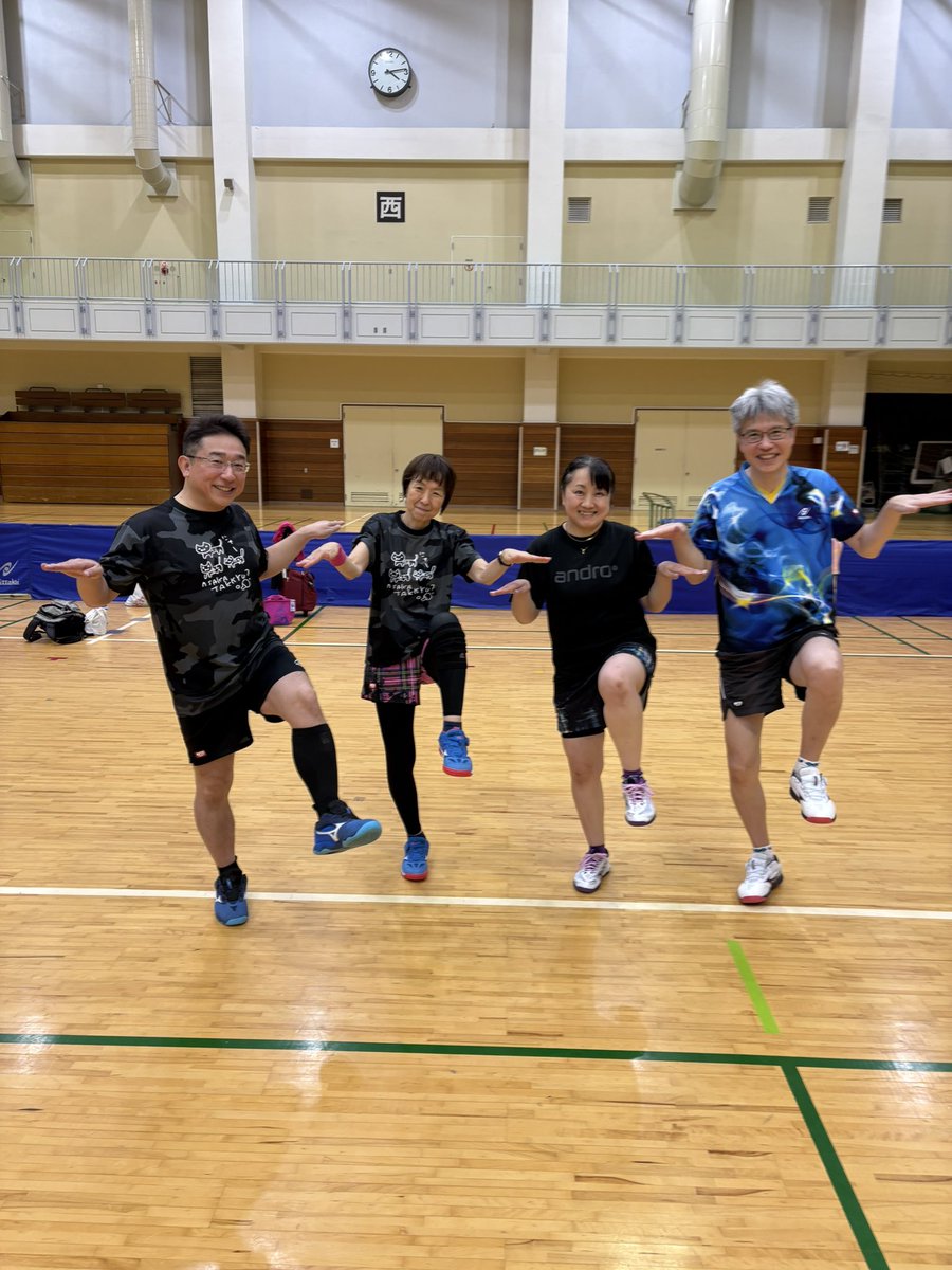 昨日はニッタクダブルスに参戦🏓
男子ダブルスは練習仲間の竹内さんと初ペアリングで準優勝🥈✨優勝ペアとの対戦中1セット取った所で私の軽い肉離れが再発して正に足を引っ張ってしまいました😢
午後のミックスは色々あった水野姉さんが半年ぶりの試合復活⤴️
タケマチペアともに2勝2敗でトントンの舞🪽