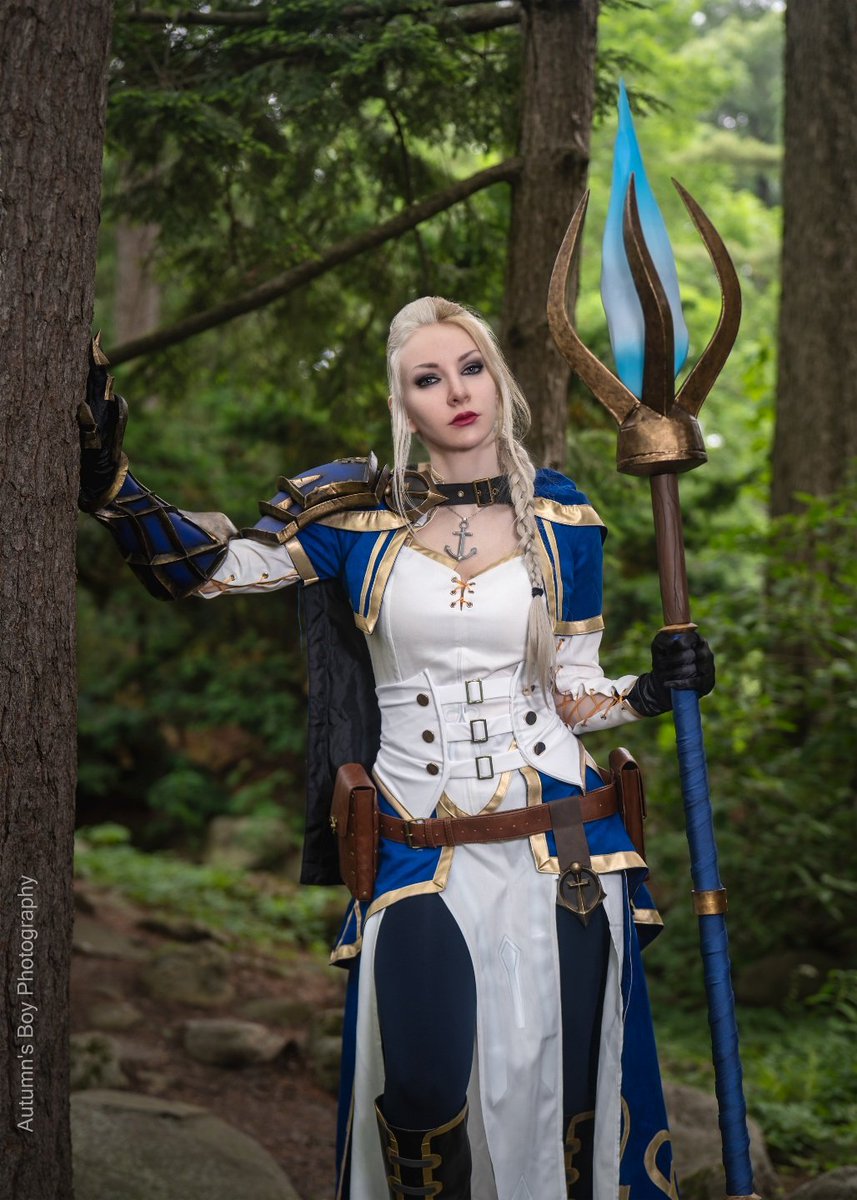 Lishooo's tweet image. My Jaina Proudmoore cosplay from World of Warcraft at the @cosmeetupchicago event at Fabyan Forest Preserve. 

📷 @autumns_boy_photography

Armor made by me from EVA foam provided by @TheFoamory

Staff 3D printed, assembled, and painted by me.

Shoulder and bracer armor pattern…