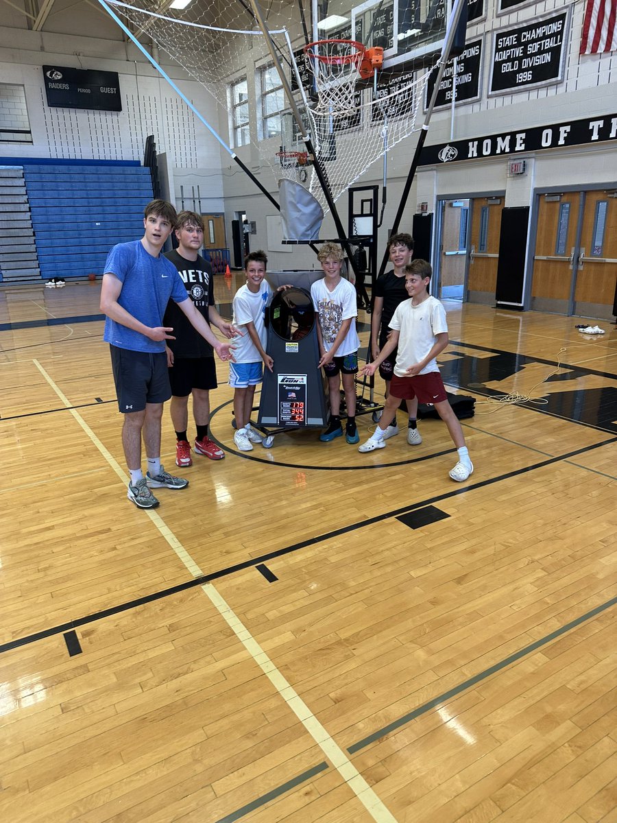 Coach_Critch_Jr's tweet image. I always love when kids want to stay after our workouts! I also loved listening to the conversation between the different ages (1 senior, 1 sophomore, and the rest 8th graders). This is how we are going to build our program in “The Ville” through relationships and hard work!