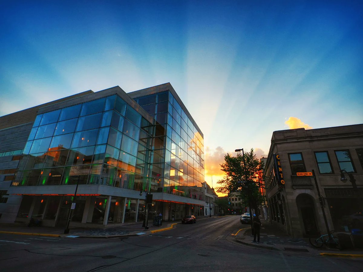 trevkeller's tweet image. Rays of sunset tonight over the Overture Center, Madison, WI. #wiwx #sunset #stormhour @spann