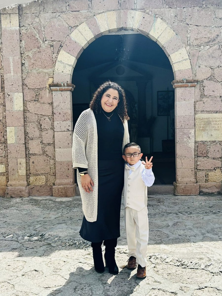 Un momento muy importante al acompañar a Emiliano en su ceremonia de salida del kínder. 

Celebrar sus logros y su crecimiento es motivo de gran orgullo y compromiso con su futuro.