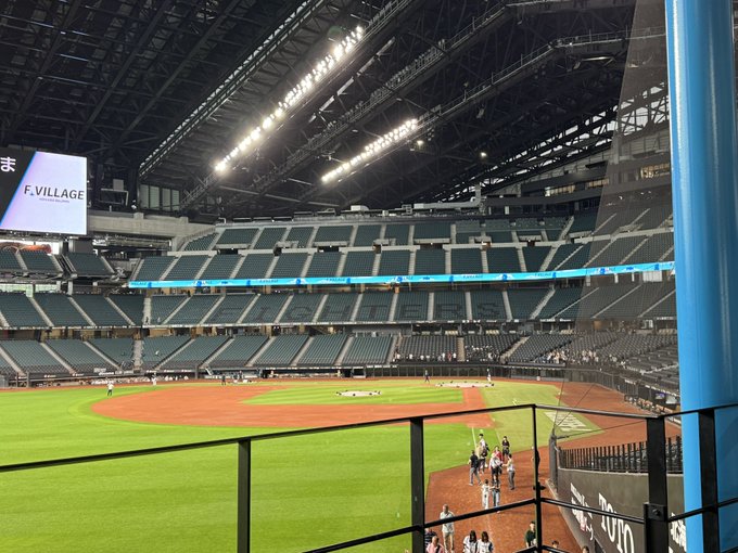 札幌に用事で行くついでにエスコンにオシャランチ食べにきた🤪
先発投手陣練習してる!
新オープンのナポリピザうますぎる✨ 