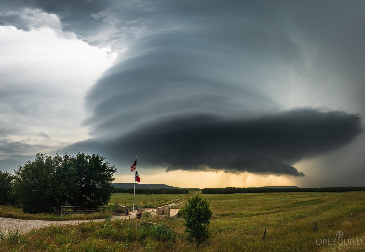 OreboundImages's tweet image. Looking over a few of the pics from this past season over in the US, and I still have a bit of a soft spot for this particular storm down by Palo Pinto, TX. I almost dropped off this one an hour earlier, but kinda happy I stuck with it.
Pretty lil thing 😍
#StormHour #txwx