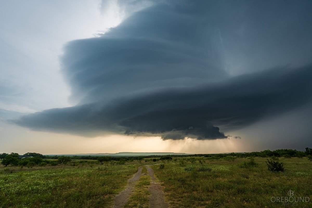 OreboundImages's tweet image. Looking over a few of the pics from this past season over in the US, and I still have a bit of a soft spot for this particular storm down by Palo Pinto, TX. I almost dropped off this one an hour earlier, but kinda happy I stuck with it.
Pretty lil thing 😍
#StormHour #txwx