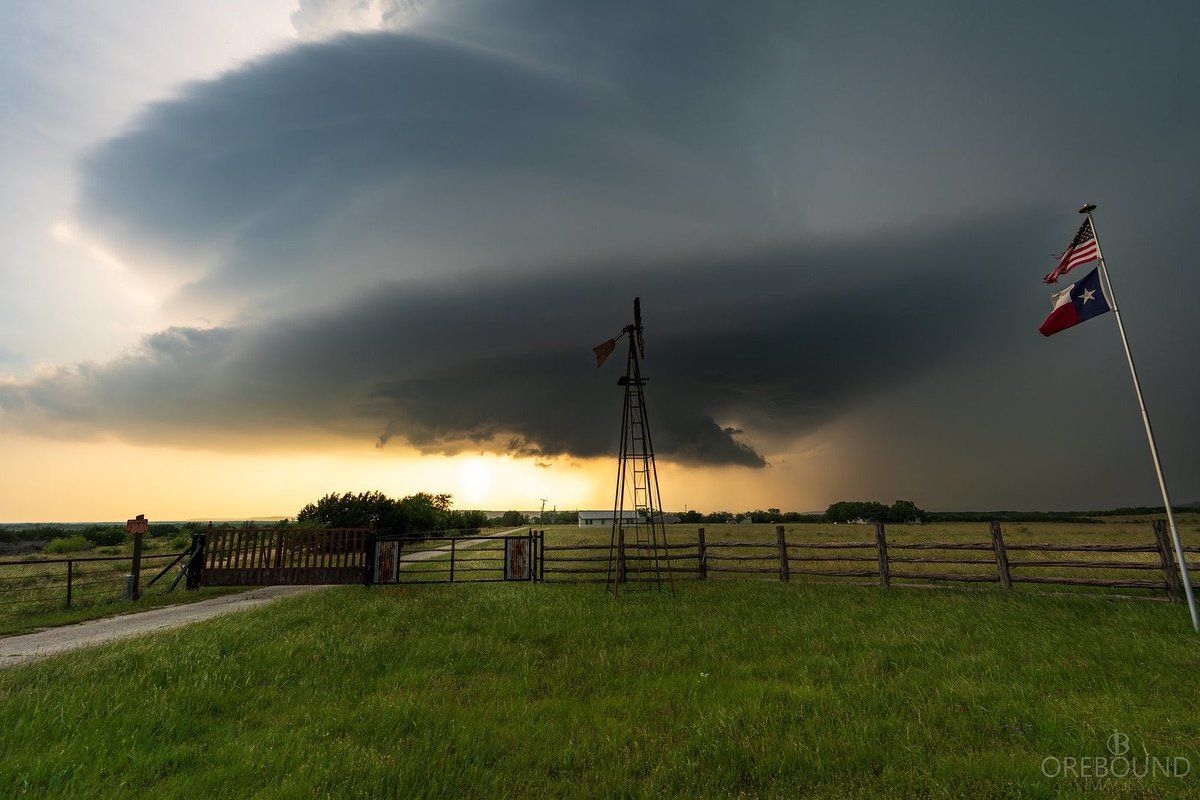 OreboundImages's tweet image. Looking over a few of the pics from this past season over in the US, and I still have a bit of a soft spot for this particular storm down by Palo Pinto, TX. I almost dropped off this one an hour earlier, but kinda happy I stuck with it.
Pretty lil thing 😍
#StormHour #txwx
