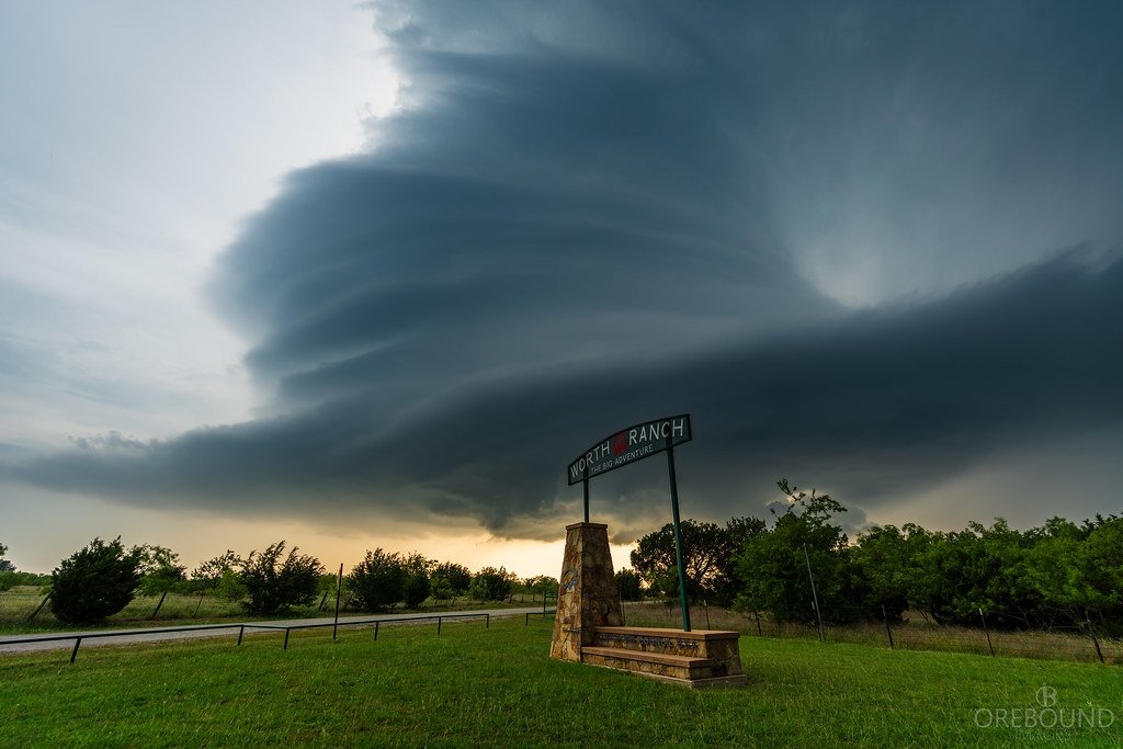 OreboundImages's tweet image. Looking over a few of the pics from this past season over in the US, and I still have a bit of a soft spot for this particular storm down by Palo Pinto, TX. I almost dropped off this one an hour earlier, but kinda happy I stuck with it.
Pretty lil thing 😍
#StormHour #txwx