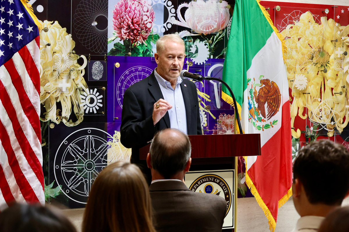 Embajador de EE.UU. en México (@usambmex) on Twitter photo Un honor reunirme con el gran equipo del <a href="/ConsuladoUSATJ/">U.S. Consulate Tijuana</a>. Bajo el liderazgo del CG Christopher Teal, este consulado es clave en la relación 🇺🇸🇲🇽, donde convergen prioridades compartidas y la comunidad es lo más importante. Agradezco su servicio en una de nuestras regiones más Un honor reunirme con el gran equipo del <a href="/ConsuladoUSATJ/">U.S. Consulate Tijuana</a>. Bajo el liderazgo del CG Christopher Teal, este consulado es clave en la relación 🇺🇸🇲🇽, donde convergen prioridades compartidas y la comunidad es lo más importante. Agradezco su servicio en una de nuestras regiones más