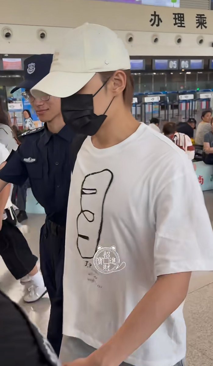 250716 ✈️

JUN on his way to tokyo for the seventeen fan party in Japan 🥹 safe skies 🤍