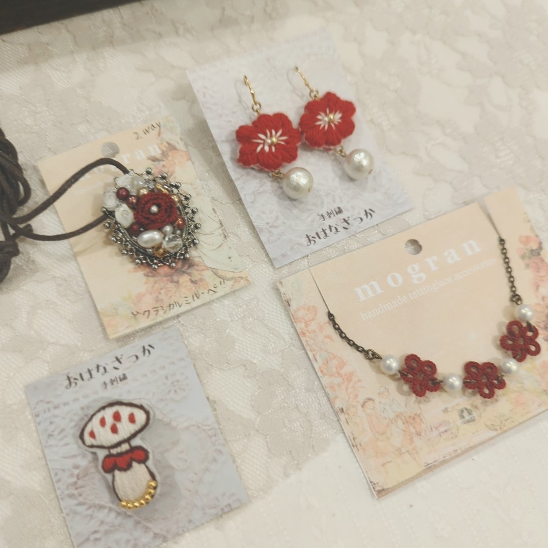 moca_m_o's tweet photo. moca POP UP SHOP
3日目-  ̗̀ 𝙊𝙋𝙀𝙉 .ᐟ.ᐟ   ̖́-
7/16「aka × shiro」のタイトルでお届けです❤️🤍
白はどんなお洋服にも合わせやすく、赤のアクセサリーは差し色に！ということでどちらもおすすめの色となっております☺️本日はsuuがラストまでおります😇よろしくお願いします🙏suu🐞 https://t.co/RLuE8Bt8Dj