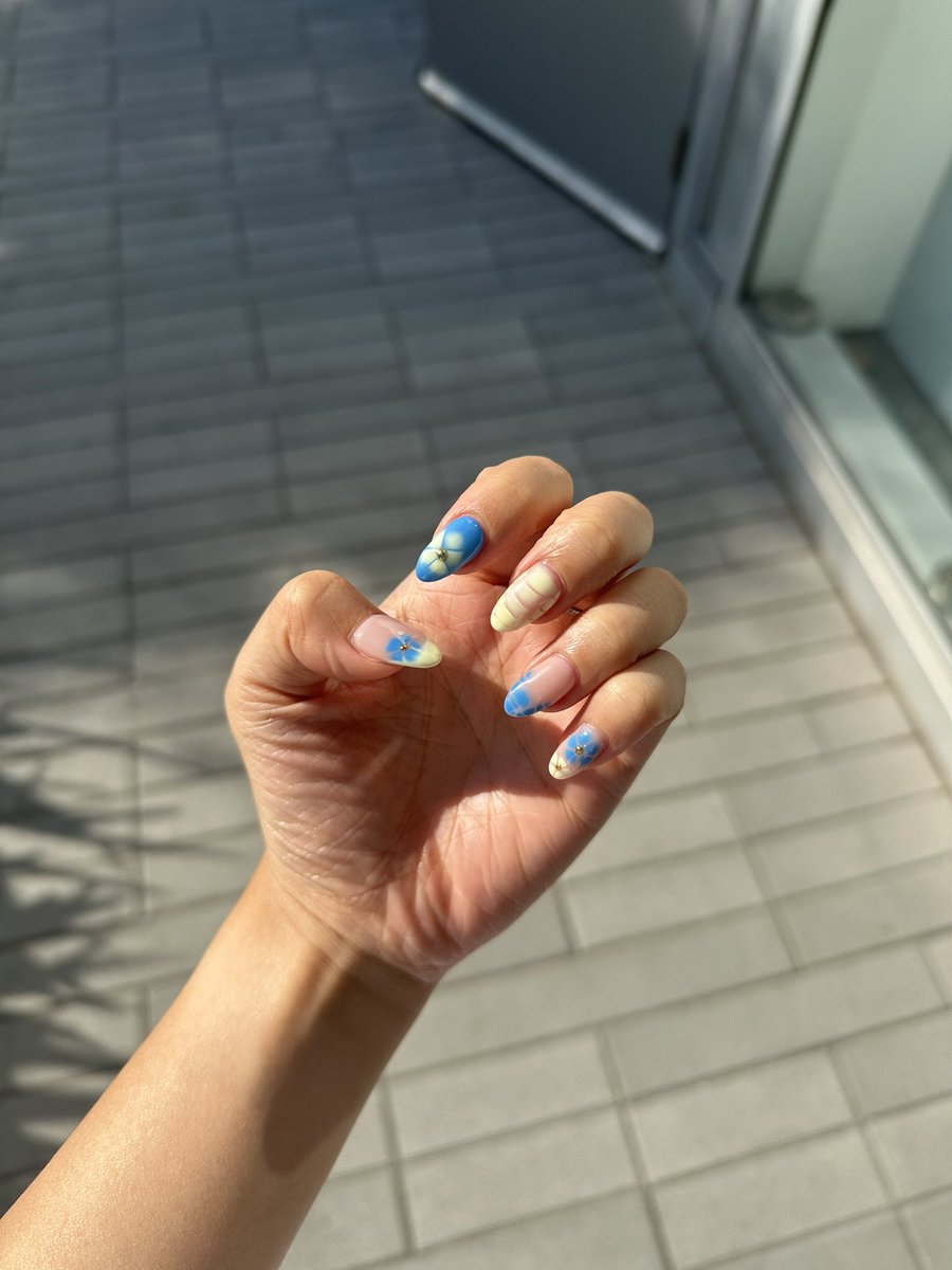 blunimo_'s tweet image. haven’t posted nails in a while so here’s my summery set ! :3 💙💛