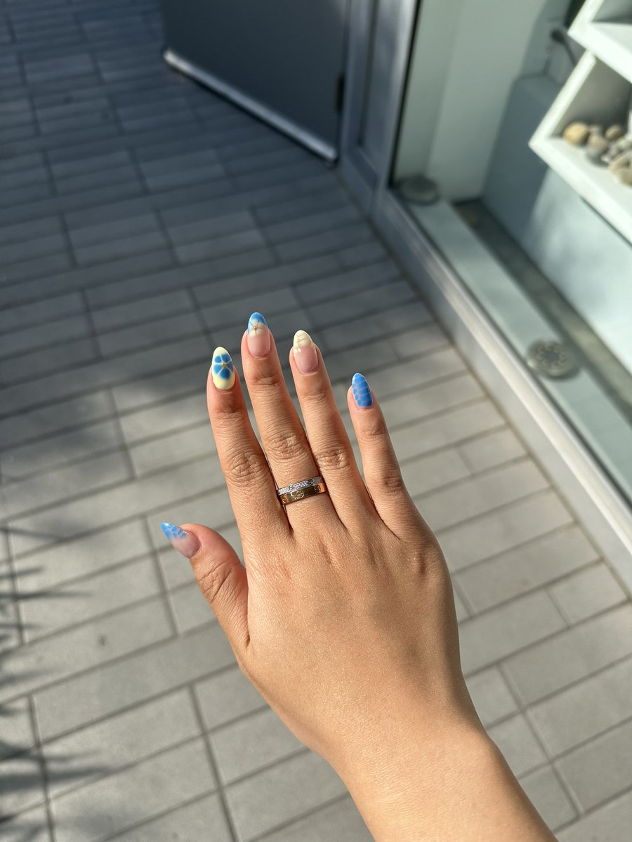 blunimo_'s tweet image. haven’t posted nails in a while so here’s my summery set ! :3 💙💛
