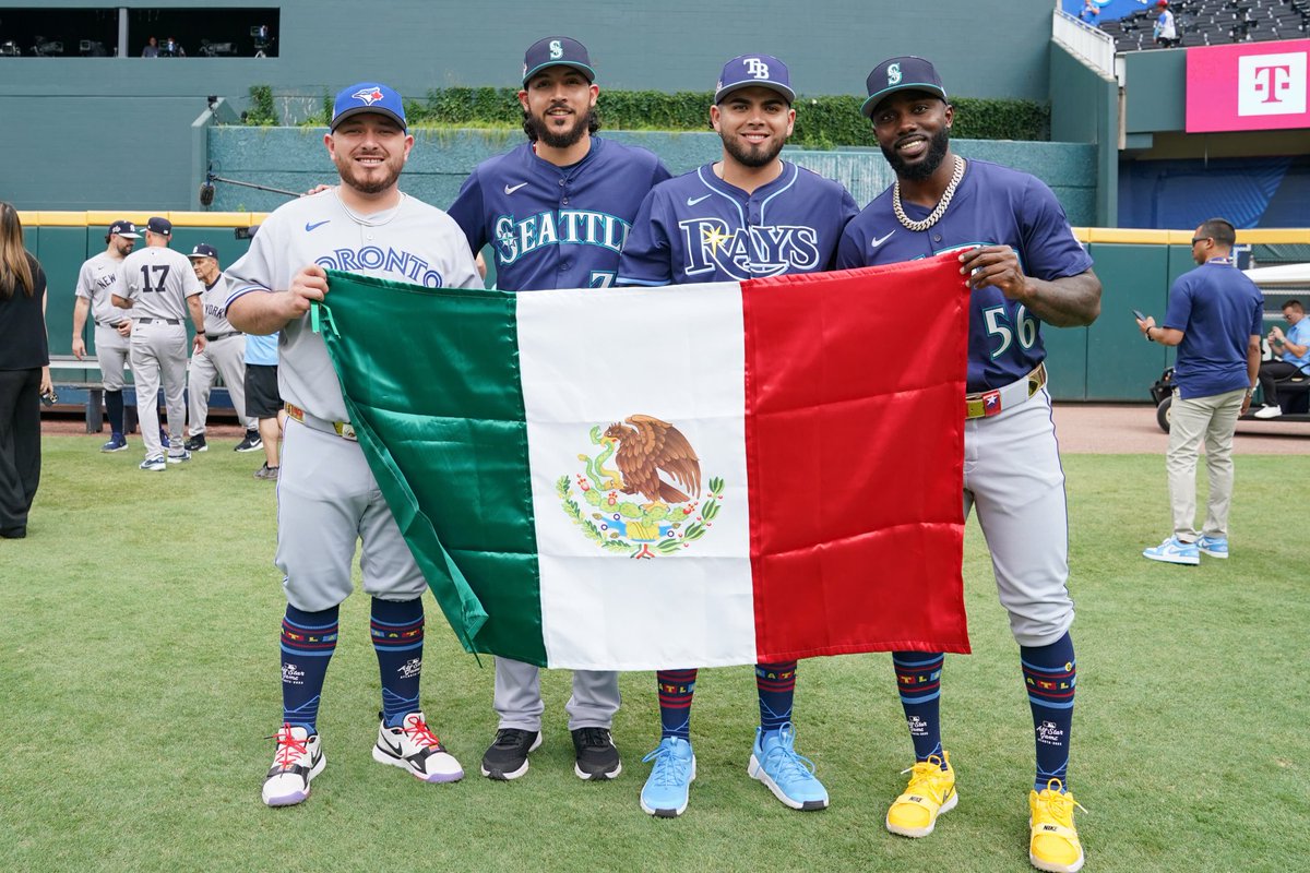 ¡Momento histórico para México! 🇲🇽 Nuestros cuatro jugadores mexicanos juntos con la bandera🤩 Así luce el Mexican Power en el Truist Park ⭐️🔥
