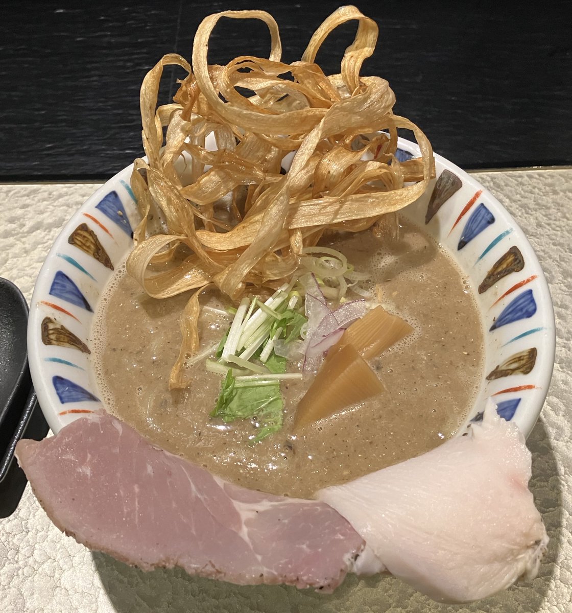 KenNobuy's tweet image. 鶏Soba 座銀 にぼし店
大阪府大阪市中央区南船場3丁目9−6
にぼし吟醸nigori（1,250円）
大阪最後のラーメンです。こちらはごぼうの素揚げがパリパリでいい食感でした。スープもかなり濃厚な煮干しで麺がピロピロなのでスープとあいます。ただし濃厚なのでスープ完飲はできませんでした。