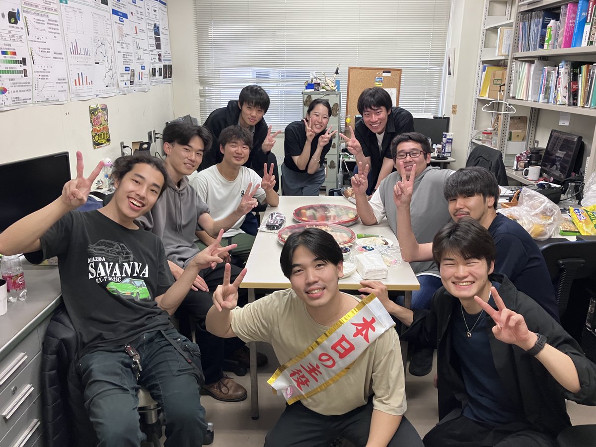 big_science_ous's tweet image. タイからのインターンシップ研修生🧑🎓
木寺ゼミでお寿司を囲んだ歓迎会のお写真をいただきました。
7月下旬まで木寺先生の両生爬虫類生態学研究室にてさまざまな調査研究の方法をゼミ生と一緒に学びます。イボイモリ群を研究しているそう。