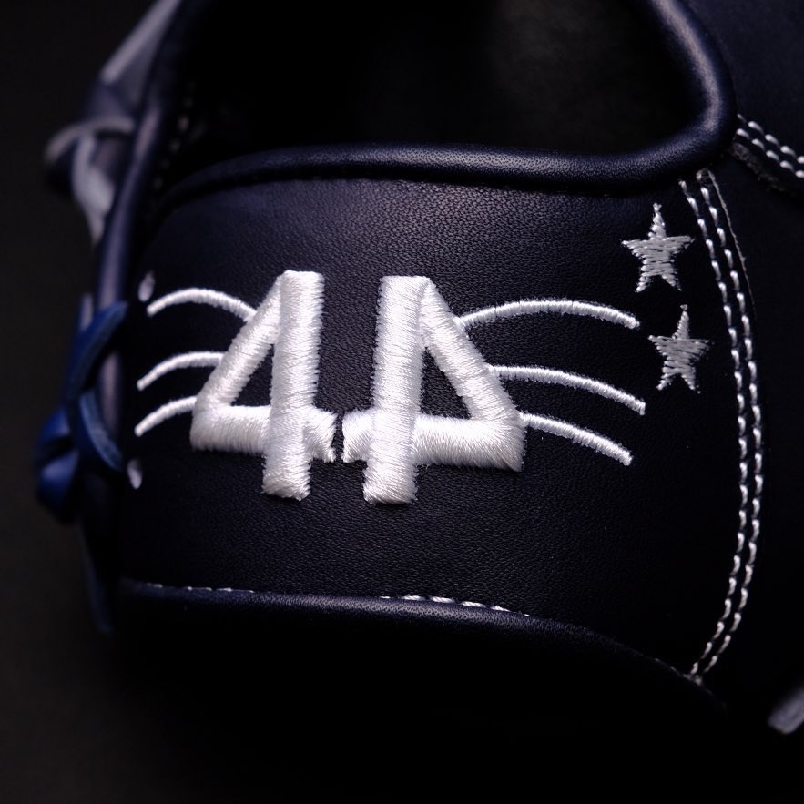 44ProCustom's tweet image. Who spotted the custom glove we designed for Seattle’s Andrés Muñoz for the All Star Game?! ⭐️
This glove was inspired by Andrés beloved cat Matilda! 🐱