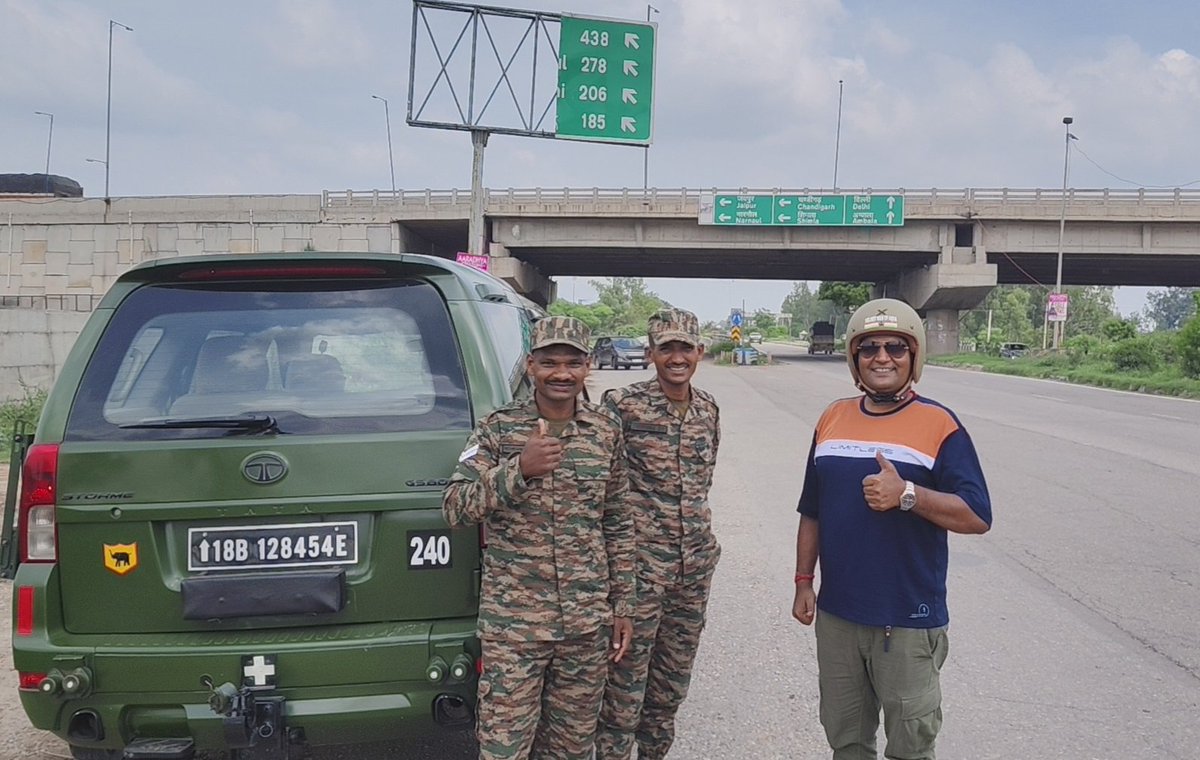 helmet_man_'s tweet image. हमारी सेना सीमाओं की रक्षा में दिन-रात एक कर रही है, और हम नागरिक यदि सड़क पर नियम न मानें तो क्या यह उनके बलिदान का अपमान नहीं होगा?
 सेना का सम्मान केवल शब्दों से नहीं,
बल्कि अपने कर्तव्यों के पालन से कीजिए।
#indianarmy❤️ #helmetmanofindia #roadsafety #Helmetman #indianarmy🇮🇳…