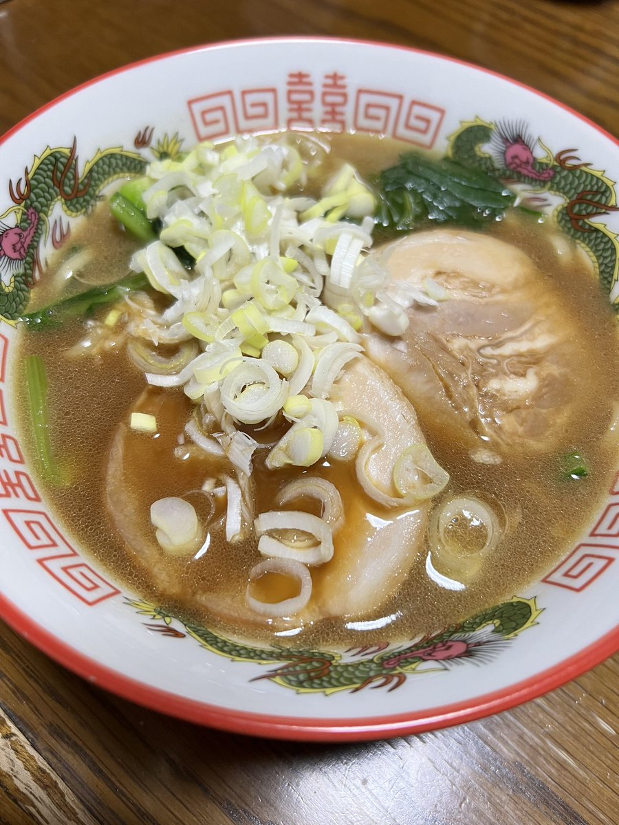 showono1's tweet image. お昼ごはん!おうちラーメン
銘店伝説 横浜ラーメン 吉村家
これぞ、家系と言わんばかりの、カエシ先行型のスープ。
途中から、付属のラーメン酢を入れると、さらにスープのコクが深まり、あっさり飲める。
また、吉村家に行きたくなりました🙄
美味しかった☺️
#家系総本山 #アイランド食品