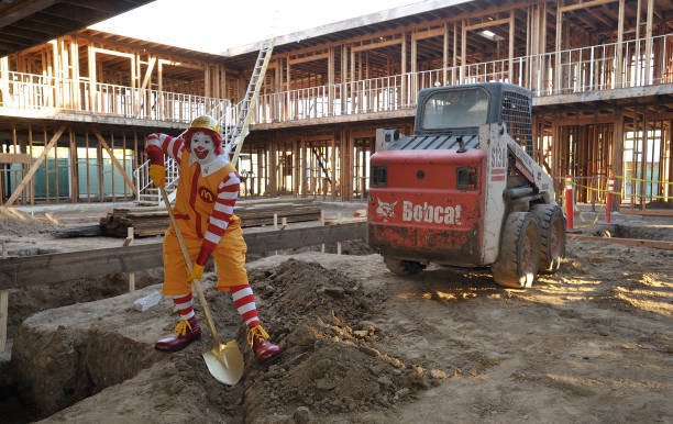 最悪ポイント 3選

・スコップに全く土が付いていないため、「やっている感」を出しているだけで、実際は何もしていない

・後ろの重機で事足りる作業に無駄な人員を割いており、非生産的

・このあと埋められるのは俺かもしれず、怖い