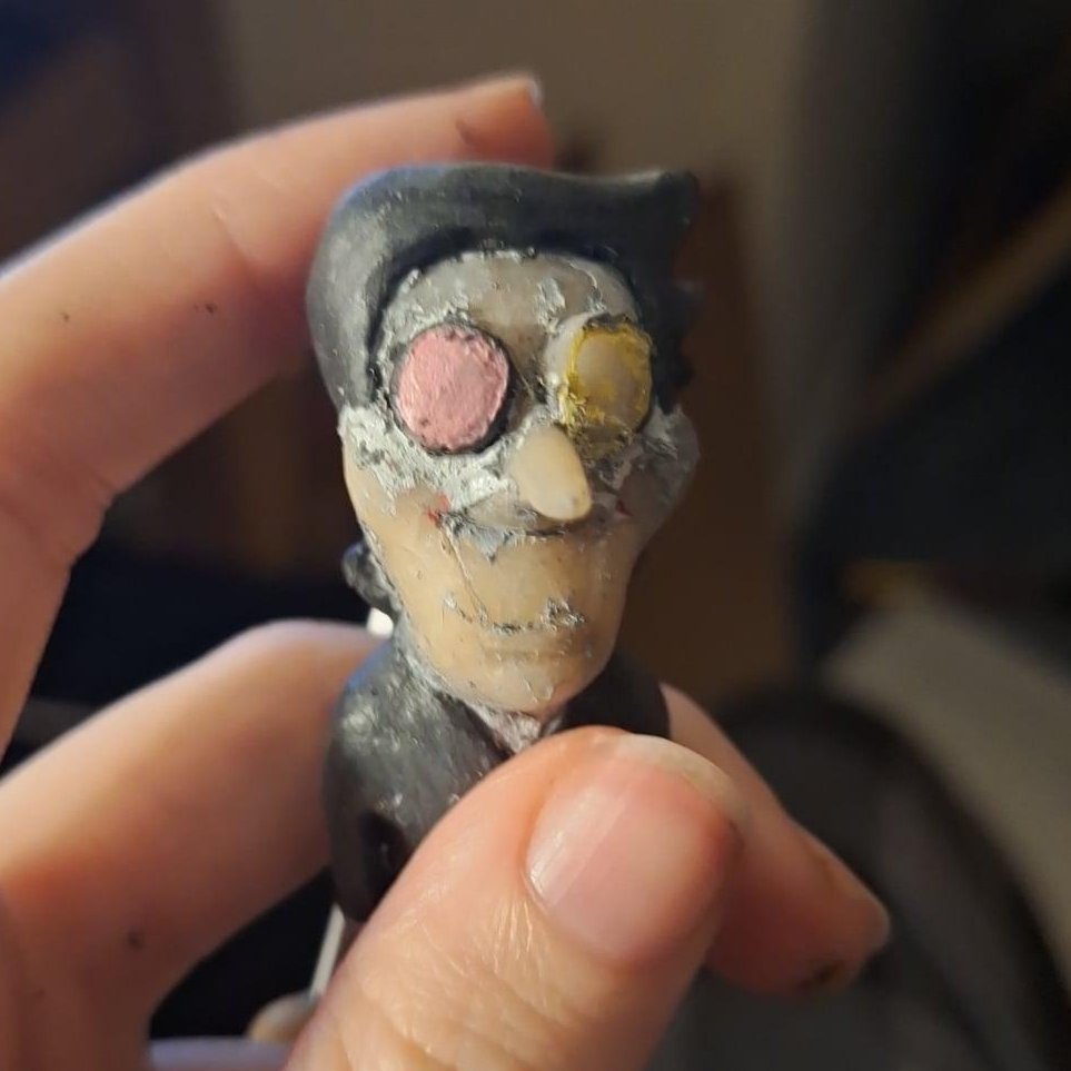 scaborotory's tweet image. i didnt like the paint so i started scratching it off to redo it and now hes VeryScary 😰