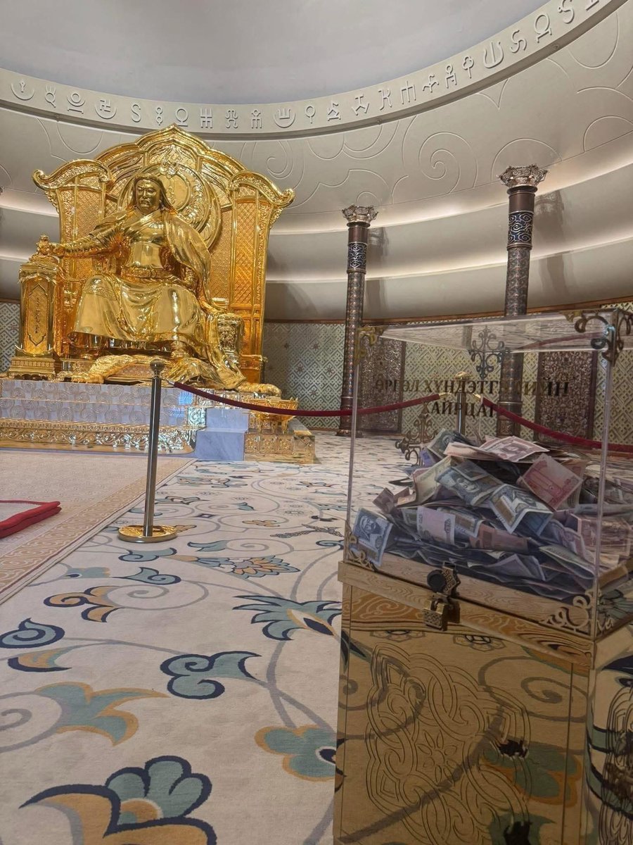 Чингис хаан маань гуйлга гуйж байгаа юм шиг хандивын хайрцаг хажууд нь бүү тавь
Гуйлга гуйх хайрцагаа өөр газраа тавьж үз‼️