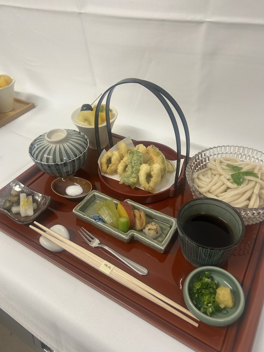 chunichishogi's tweet image. 第66期王位戦第2局2日目の昼食です
藤井聡太王位は「鱧と夏野菜天ぷらのうどん膳」
永瀬拓矢九段は「神戸牛肉うどん膳」(大盛り)
お肉の量は通常の1.5倍だそうです
アイスミルクティー(氷無し)