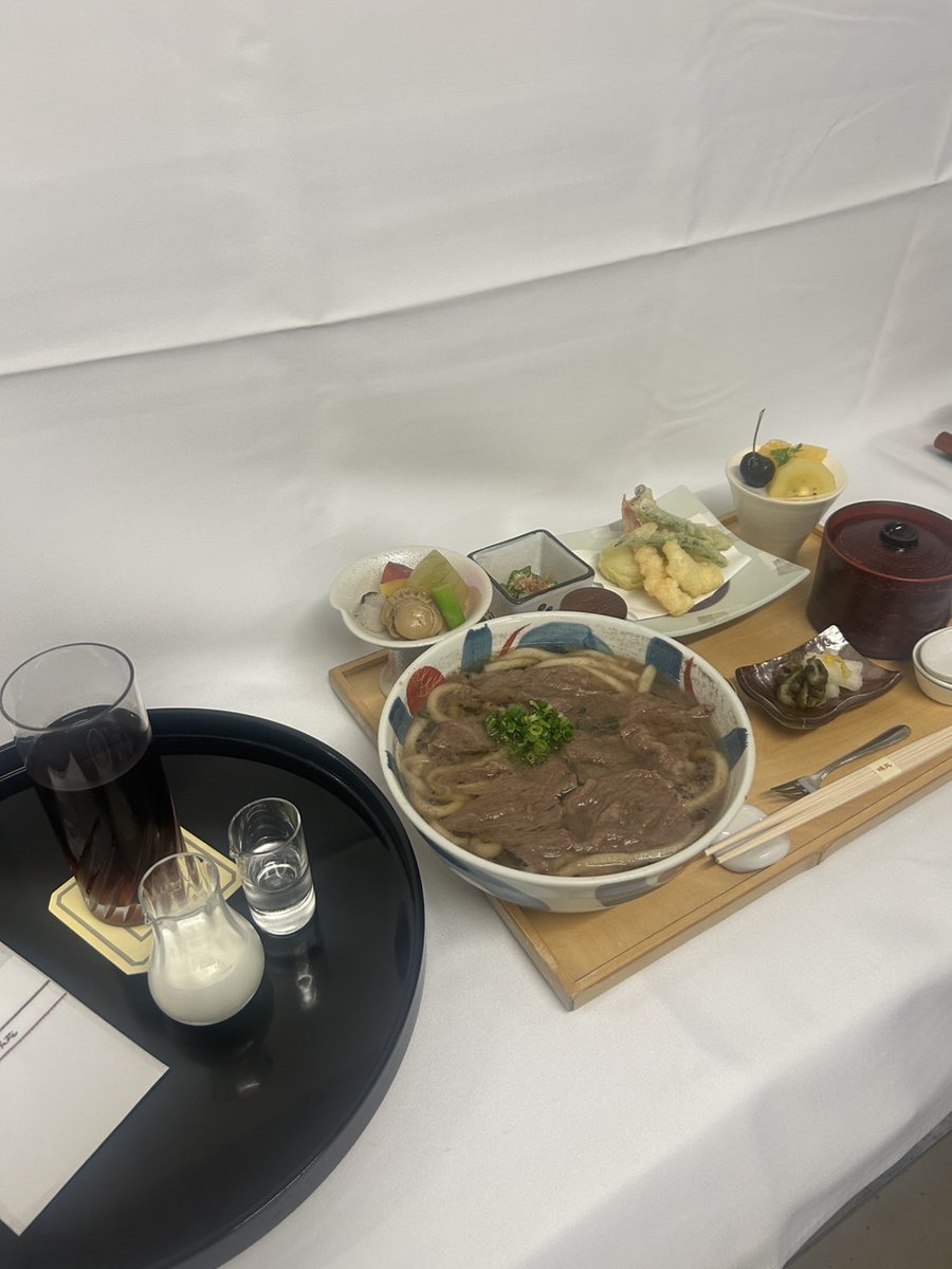chunichishogi's tweet image. 第66期王位戦第2局2日目の昼食です
藤井聡太王位は「鱧と夏野菜天ぷらのうどん膳」
永瀬拓矢九段は「神戸牛肉うどん膳」(大盛り)
お肉の量は通常の1.5倍だそうです
アイスミルクティー(氷無し)