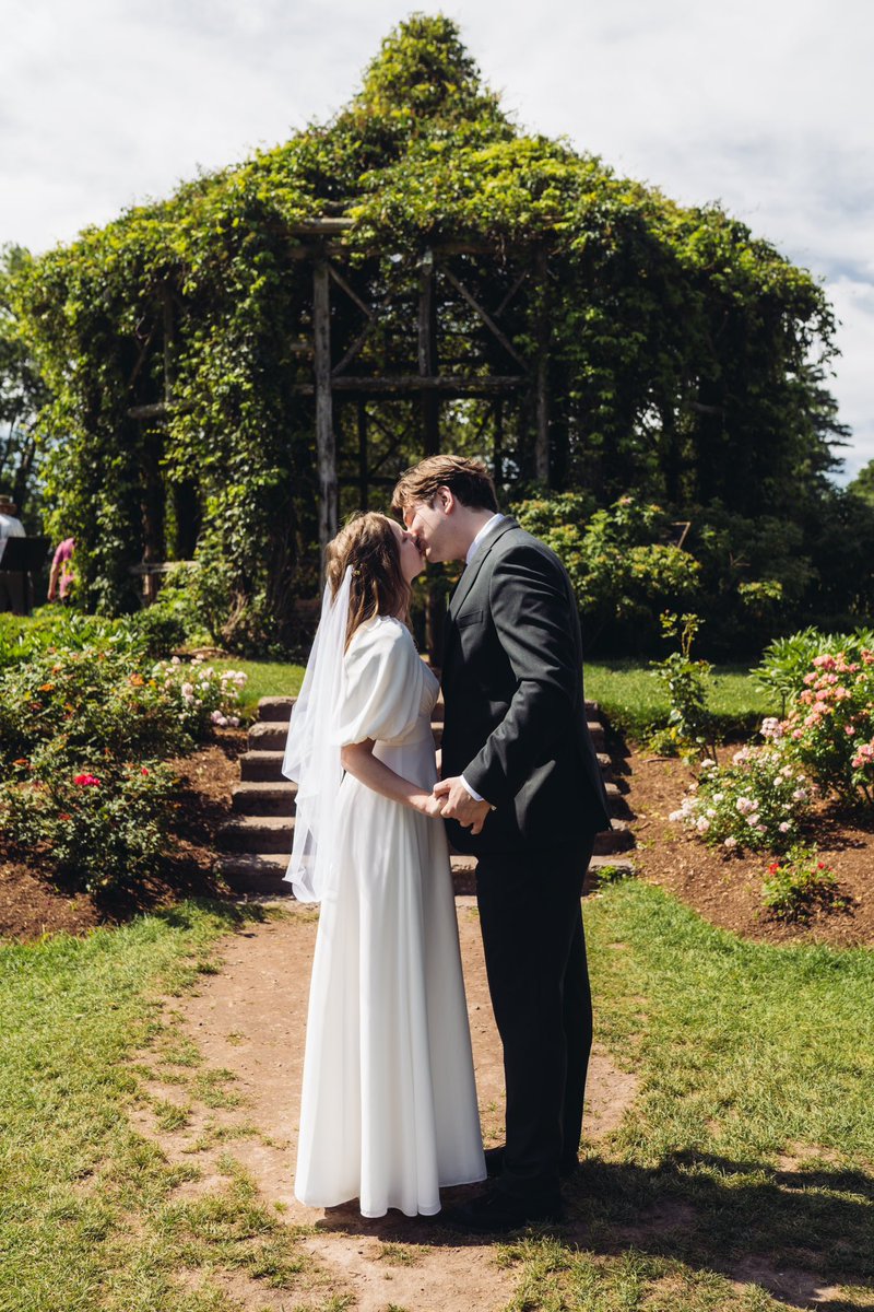 PippiCollins's tweet photo. Mr. And Mrs. Clemente
❤️💍✨ https://t.co/hOEy1Nm8BZ