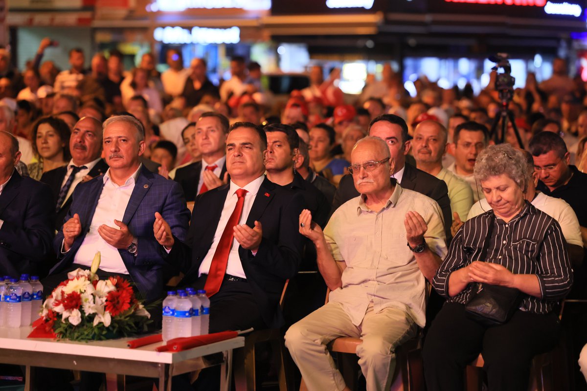 Vatan uğruna gövdesini siper eden Aziz milletimizin cesareti, dirayeti ve iman gücüyle yazdığı 15 Temmuz Demokrasi ve Millî Birlik Destanı’nın 9. yılı, Marmaris Cumhuriyet Meydanında düzenlenen anlamlı programla coşku ve gururla kutlandı.

Türk bayraklarıyla meydanı dolduran