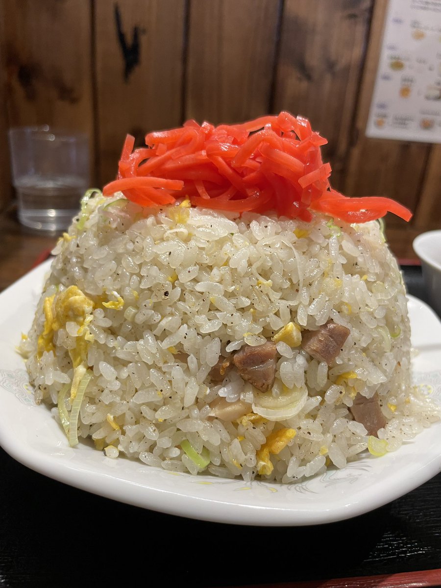 「長町ラーメン多賀城店」で、多賀城店限定のチャーハン大盛り。

思ってたやつの1.5倍ぐらい山だった爆盛りチャーハン。
そびえ立つその姿に思わず硬直、まさかこんなに多いとはw

すごいボリュームなんだけど、しっかりと均等に火が入ってて、塩加減も絶妙！
