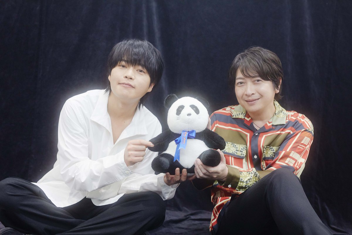 本日発売の #anan 2455号のバックカバー『 #カラオケ行こ! 』より、 #岡聡実 と #成田狂児 を演じた #堀江瞬 さんと #小野大輔 さんが登場！ ミラーボールを手にキメるシュールなグラビアと、歌や演技へのこだわりが詰まった対談をお楽しみください。