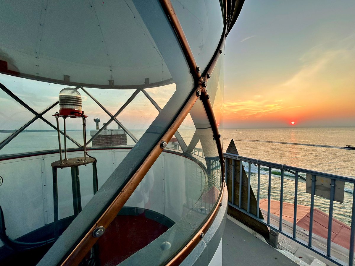 Sunset from the house!  #lorainlighthouse #jeweloftheport #lorainohio #lakeerielove #lakeerie #northernohio #greatlakes #greatlakeslighthouse #lakeerielighthouse #lighthousephotography #lighthouse