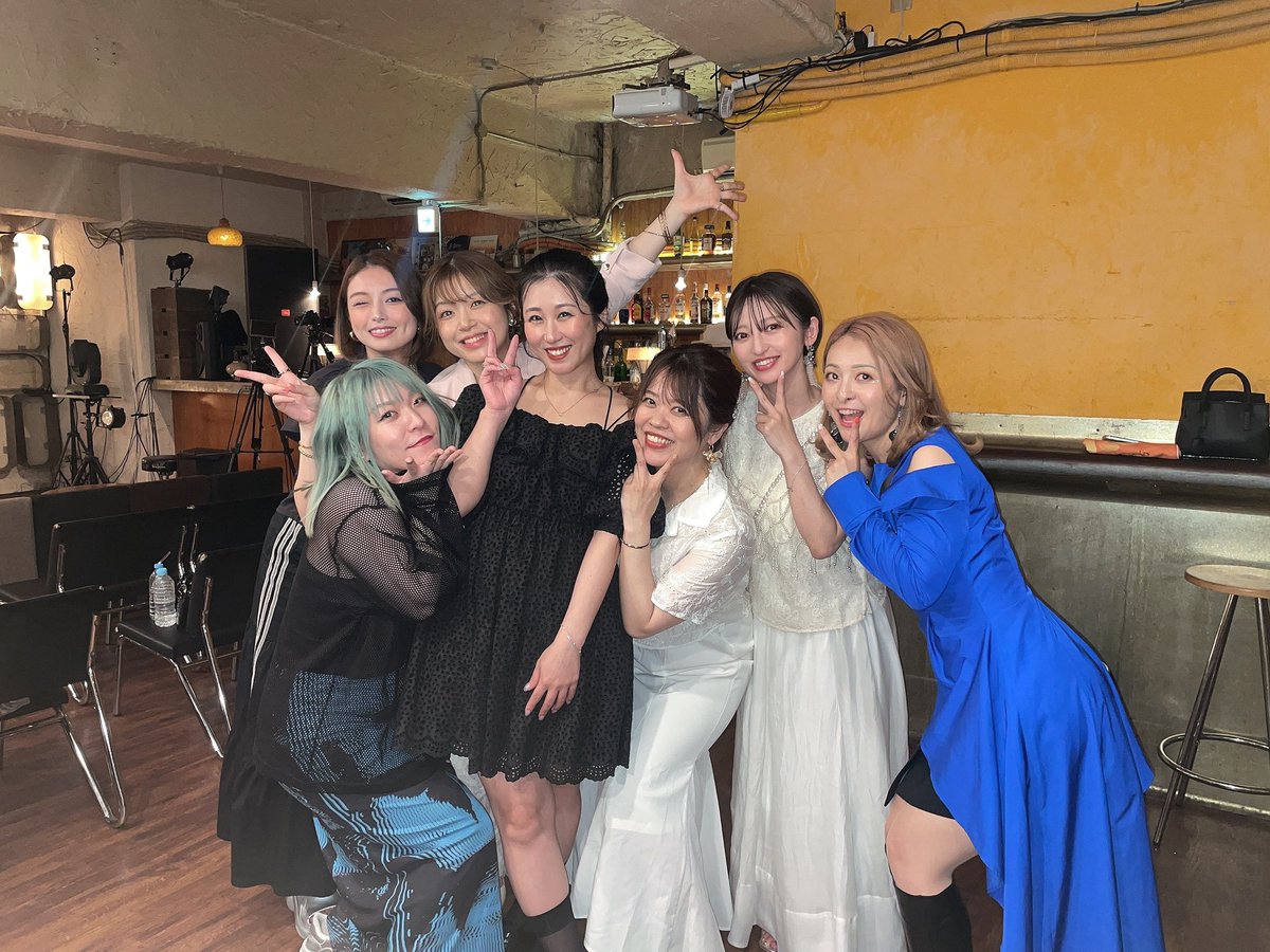 昨夜はアノエリカちゃん主催｢アノフレンド フォーエバー｣お足元の悪い中お越しいただいた皆さん、配信見てくれた皆さんありがとうございました🙂‍↕️✨️素敵なシンガー達と1周年お祝い出来てとっても良い時間でした🍀コラボは迫力満点でしたね👏また皆さんと会えますように🫶🫧
