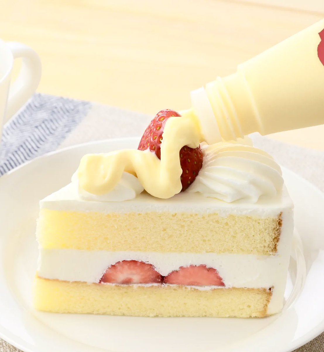 ７月１８日よりコージーコーナーの生ケーキ取扱店から、「ジャンボシュークリーム」のカスタードクリームを、使い勝手のよいチューブ型ボトルに詰めた「ジャンボシュークリームのなかみ」が新発売されます✨