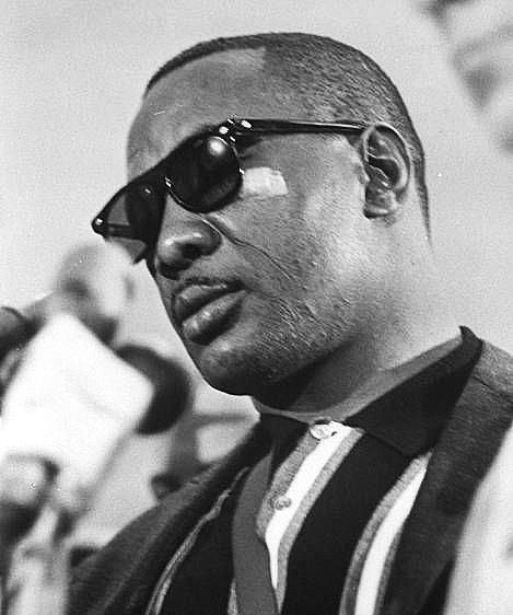 HVYWeightHeroes's tweet image. A humbled Charles "Sonny" Liston speaks to reporters following his upset defeat to Cassius Clay in 1964. Few thought the future Muhammad Ali a serious threat to dethrone the world champ, but a cut and out-classed Liston quit after round six. #Heavyweight #History #Boxing