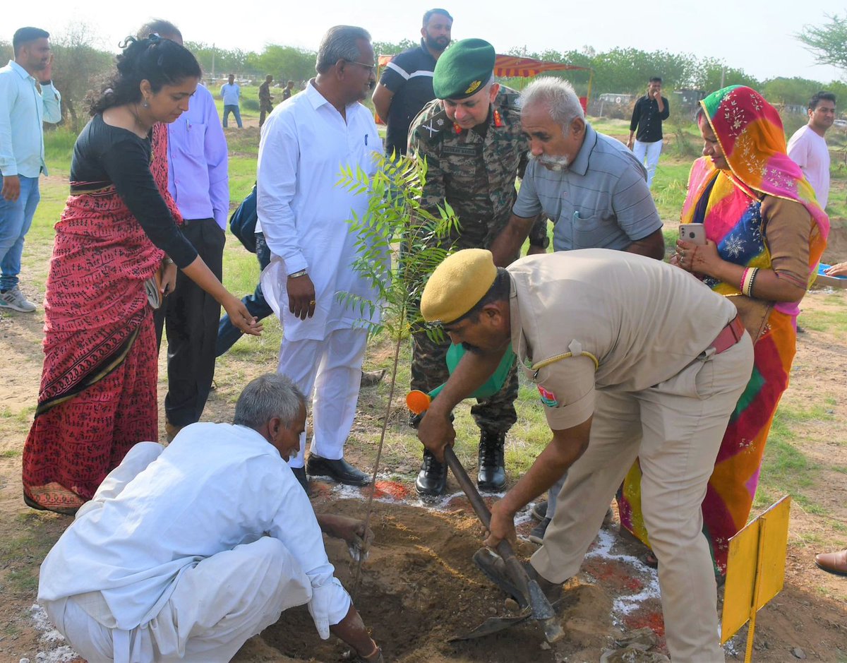 KonarkCorps's tweet image. #GoldenKatarDivision alongwith #BSF, Police, #ForestDepartment, #NCC, #BWHG, civil administration &amp;amp; over 1500 citizens planted 15000 saplings at Jalipa, #Barmer - reinforcing commitment of #IndianArmy for a ‘Cleaner &amp;amp; Greener India’.

#VanMahotsav

@adgpi
@IaSouthern
@BSF_India