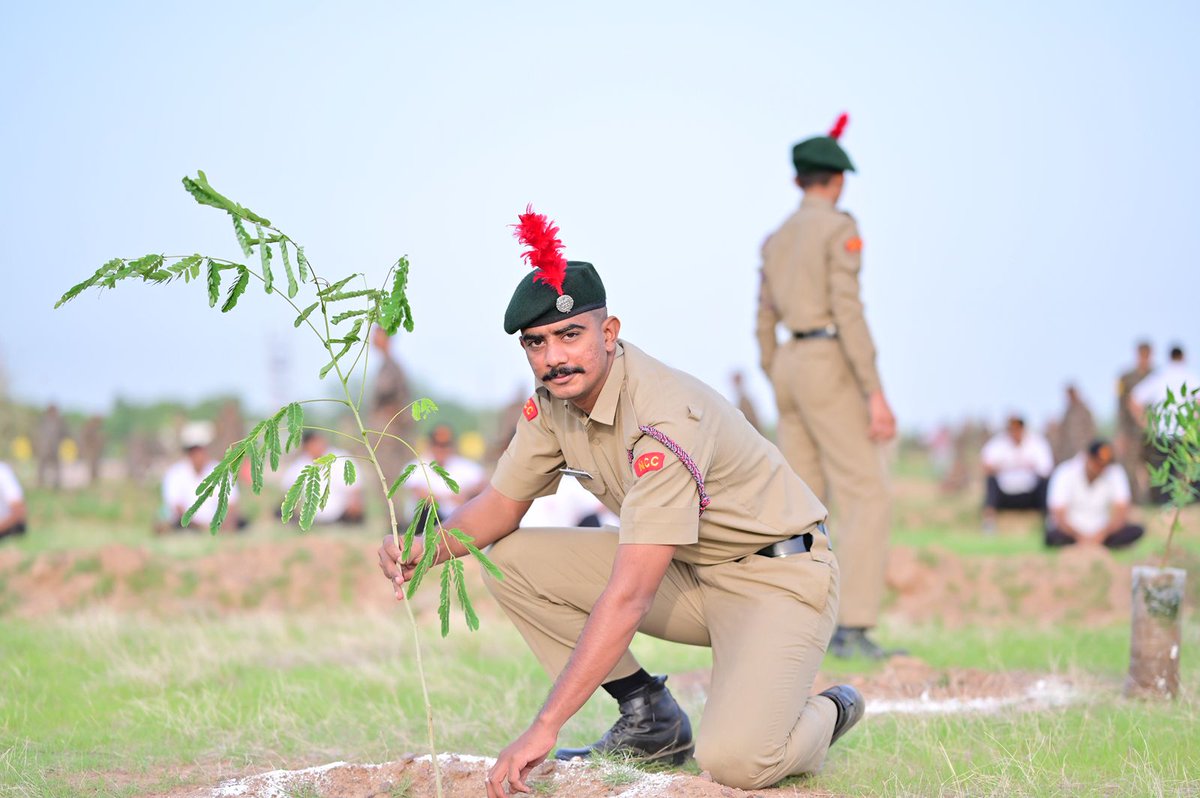 KonarkCorps's tweet image. #GoldenKatarDivision alongwith #BSF, Police, #ForestDepartment, #NCC, #BWHG, civil administration &amp;amp; over 1500 citizens planted 15000 saplings at Jalipa, #Barmer - reinforcing commitment of #IndianArmy for a ‘Cleaner &amp;amp; Greener India’.

#VanMahotsav

@adgpi
@IaSouthern
@BSF_India