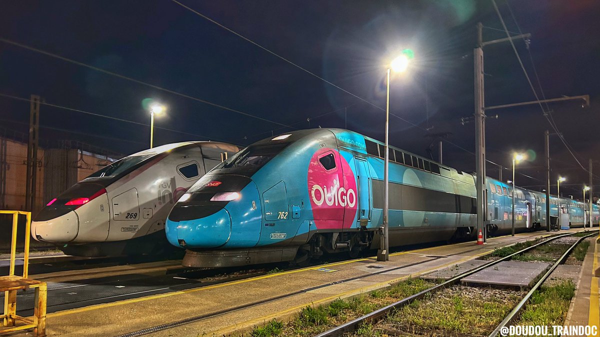Doudou_TrainDoc's tweet image. La 2e nuit de la série 🥈🌙 avec #LesStagiaires qui se font la main sur une de nos 13 Ouigo !

Notez l’étrave Coca qui donne un look très aérodynamique à la 269 à côté 🚄😎

Allez au lit tout le monde 🛌😴