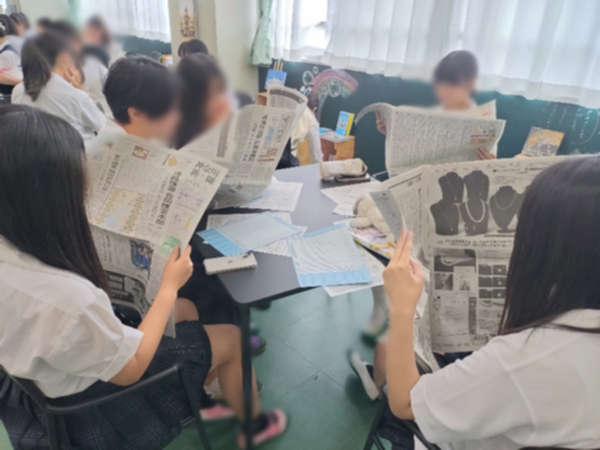 ただいま、様々な学年で「いっしょに読もう！新聞コンクール」に向けた授業をおこなっています！この日は1年生が記事探し🔍
#学校図書館の日常　#学校図書館と授業　#新聞コンクール