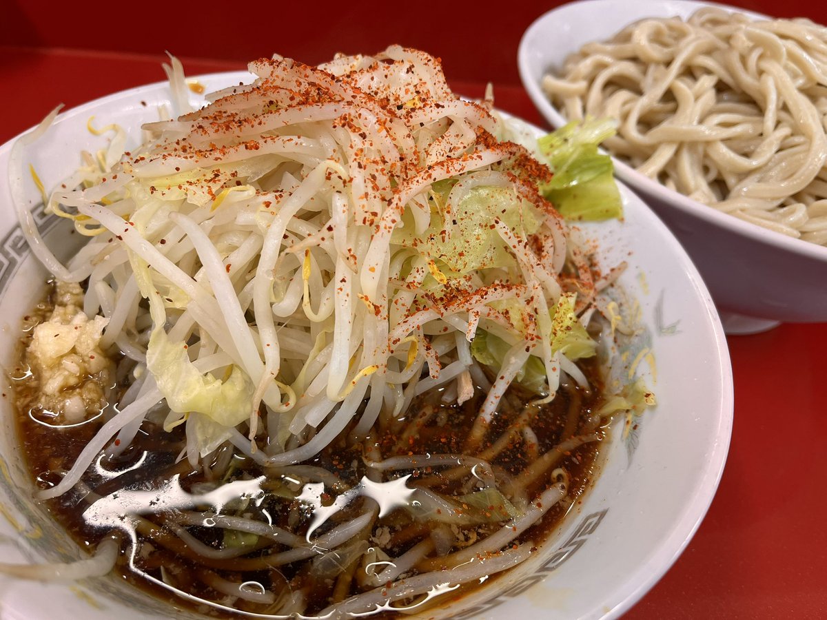 ラーメン二郎 越谷
つけ麺(醤油)
大蒜少し野菜増し一味
今日も美味しい😋
店主さんベテラン助手さん
ごちそうさまです
59/79
