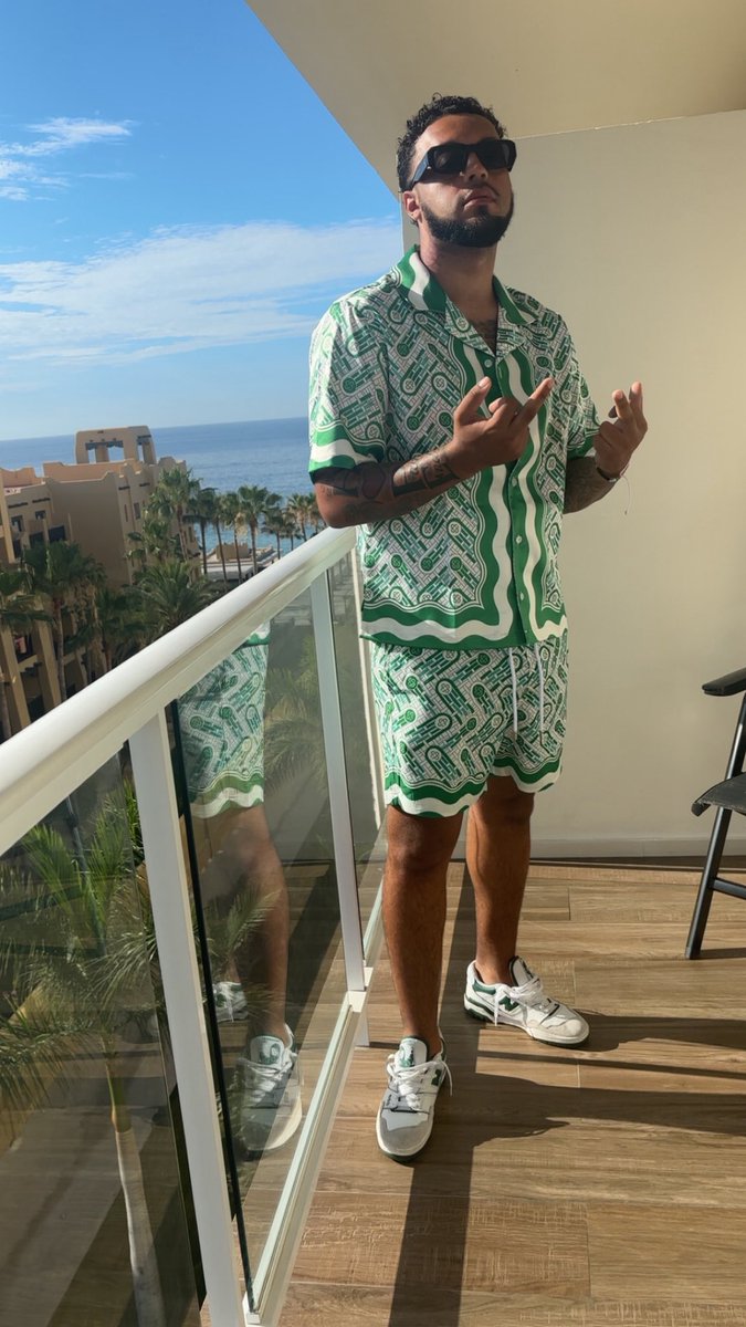 TSolo__'s tweet image. 🍾✈️ #solo