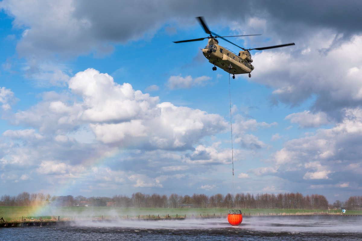 DHC Luchtmacht (@dhcluchtmacht) on Twitter photo Vandaag hebben de crews van twee #Chinook #transporthelikopters en het #MAOT een Fire Bucket Operation (FBO) training in <a href="/gem_Eindhoven/">gemeente Eindhoven</a> <a href="/GemEersel/">Gemeente Eersel</a> <a href="/gem_Oirschot/">Gemeente Oirschot</a>. De oefening is bedoeld om de getraindheid van ons personeel te onderhouden en uit te breiden. #watvliegter Vandaag hebben de crews van twee #Chinook #transporthelikopters en het #MAOT een Fire Bucket Operation (FBO) training in <a href="/gem_Eindhoven/">gemeente Eindhoven</a> <a href="/GemEersel/">Gemeente Eersel</a> <a href="/gem_Oirschot/">Gemeente Oirschot</a>. De oefening is bedoeld om de getraindheid van ons personeel te onderhouden en uit te breiden. #watvliegter