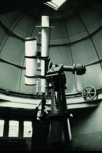 Fa 100 anys naixia Maria Assumpció Català i Poch, una pionera de l’astronomia i la matemàtica a casa nostra. 

🔭 Va ser la primera dona astrònoma professional a Catalunya. 

Descobreix la seva trajectòria  
👉 enciclopedia.cat/gran-enciclope…
 
#Efemèride #DonesDeCiència #Astronomia